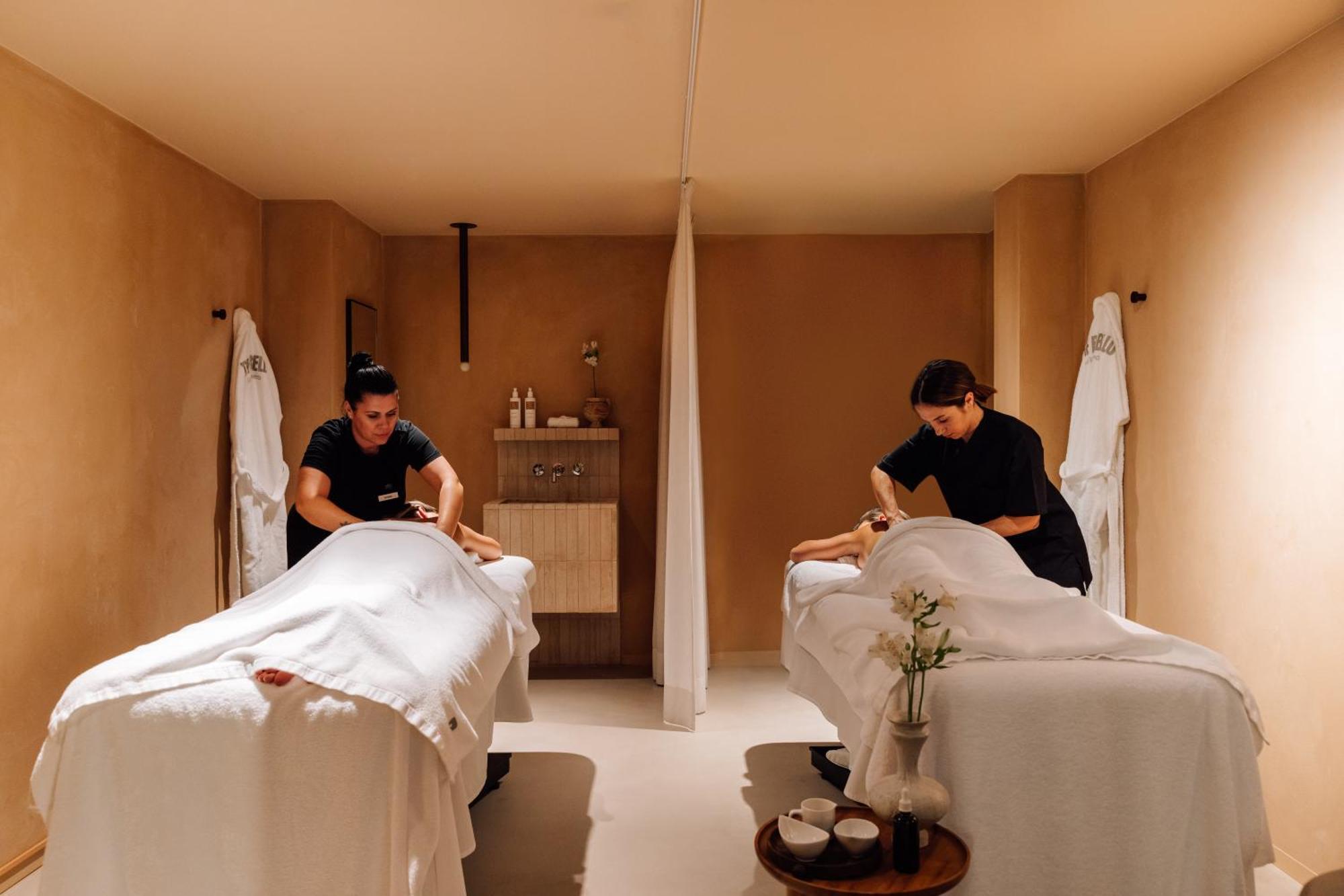 The Rebello Hotel & Spa - Small Luxury Hotels Of The World Vila Nova de Gaia Exterior foto Massage therapists at work