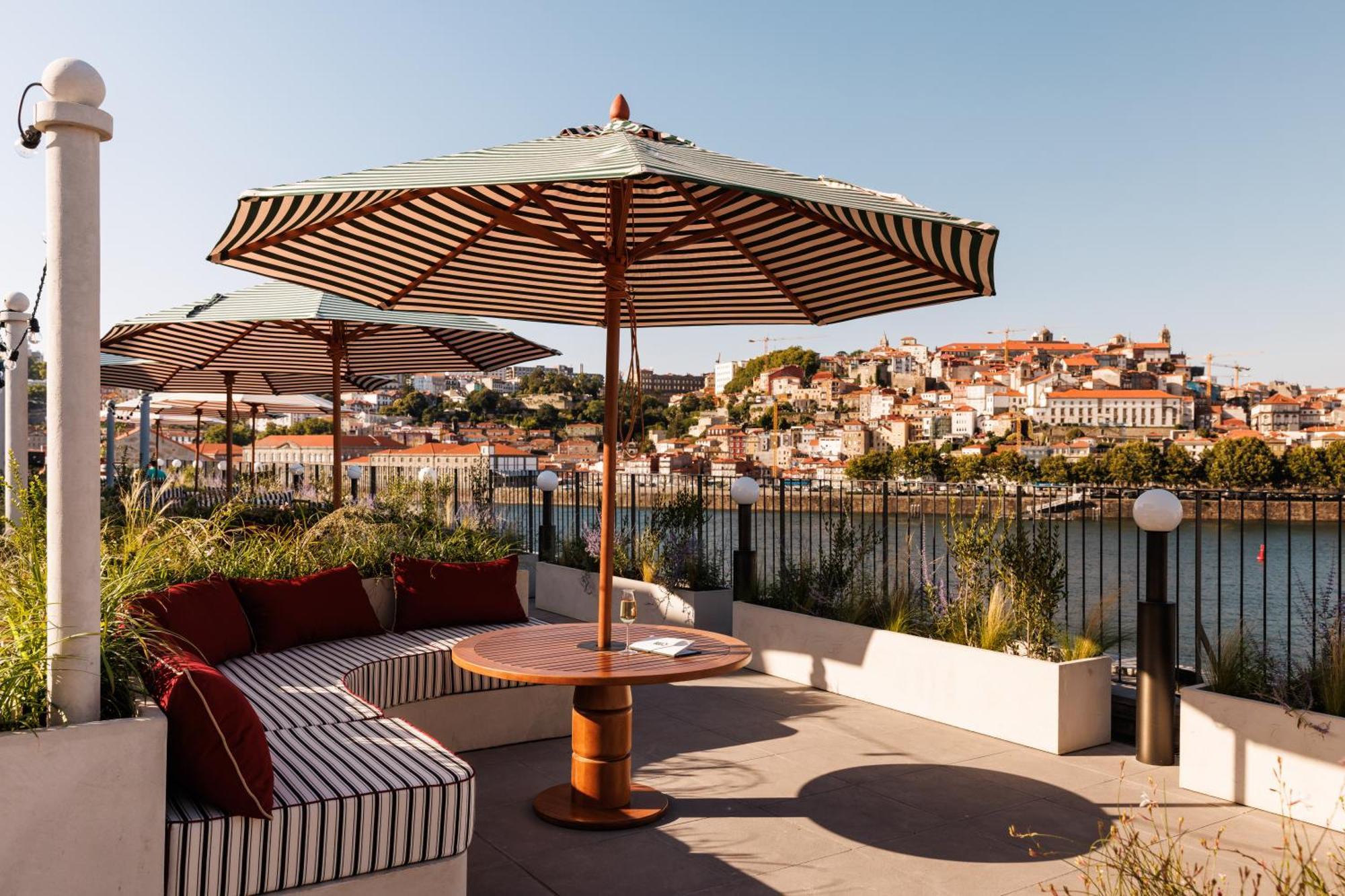 The Rebello Hotel & Spa - Small Luxury Hotels Of The World Vila Nova de Gaia Exterior foto The hotel's terrace