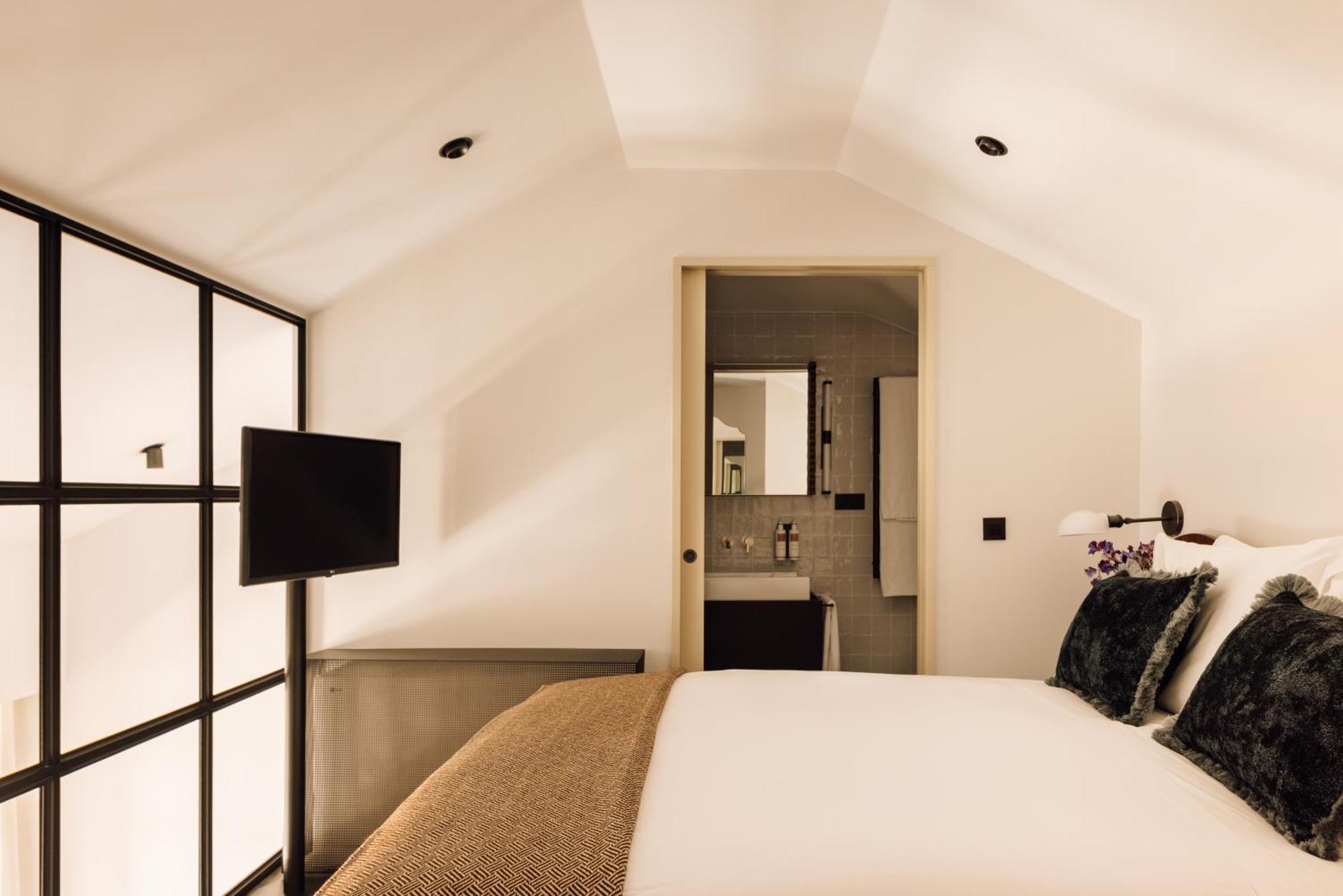 The Rebello Hotel & Spa - Small Luxury Hotels Of The World Vila Nova de Gaia Exterior foto A bedroom at the hotel